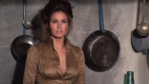 Raquel Welch - Lover Scenes in Hannie Caulder (1972)