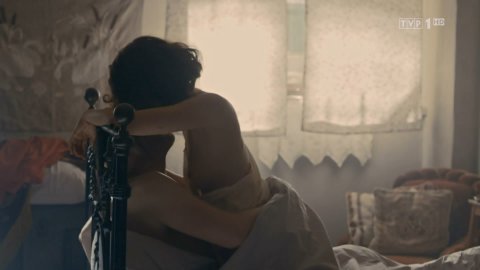 Julia Rosnowska, Pamela Adamik, Pola Blasik, Zuzanna Zielinska - Lover Scenes in Drogi wolności s01e12 (2018)