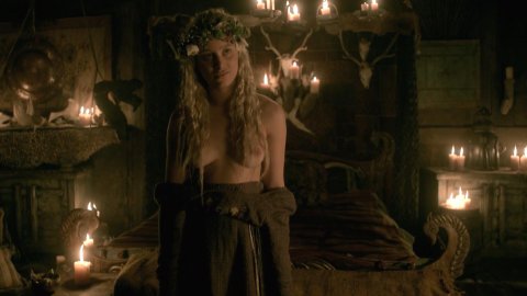 Ida Nielsen, Josefin Asplund - Lover Scenes in Vikings s04e18 (2017)