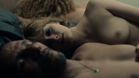 Sarah Pasquier, Nadia Tereszkewicz - Lover Scenes in Persona non grata (2019)