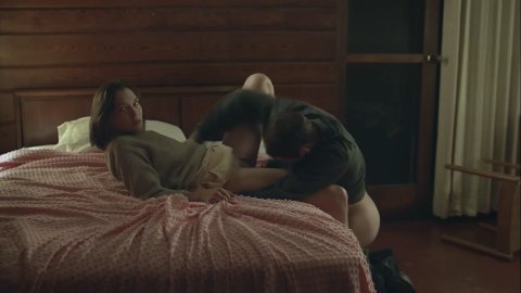 Hannah Gross, Lowell Hutcheson - Lover Scenes in The Mountain Between Us (2018)