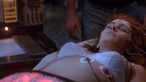 Julia Roberts - Lover Scenes in Flatliners (1990)