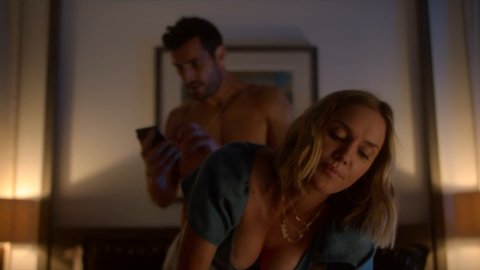 Erinn Hayes - Lover Scenes in Huge in France s01e03-04-07 (2019)